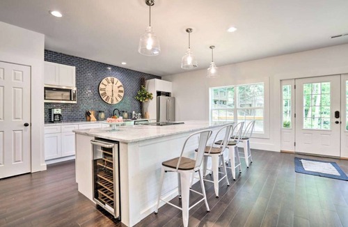 Pittsburg House | Lakefront Treehouse w/Dock · 2 King Suites · Sleeps 12 · Voted Best of Kentucky