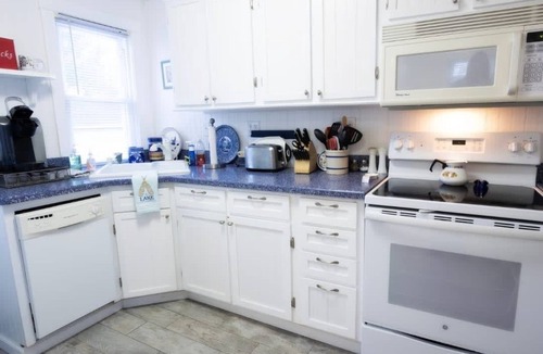 Ashtabula House | Lakeview - Cottage with scenic view of Lake Erie