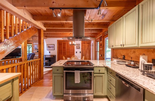 Boone Cabin | Lakeview- hot tub, pet friendly, lake views, catch and release fishing