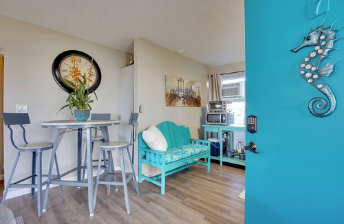 Historic Kailua Village Condo | Lanai & Community Pool Access: Sunny Central Condo