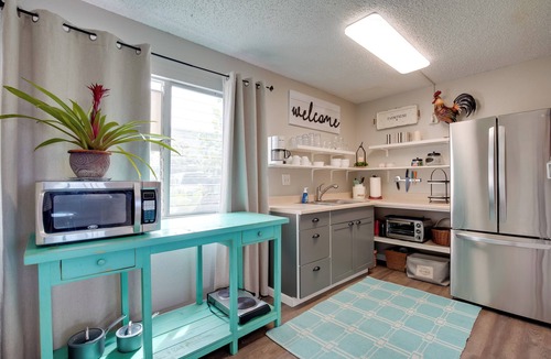 Historic Kailua Village Condo | Lanai & Community Pool Access: Sunny Central Condo