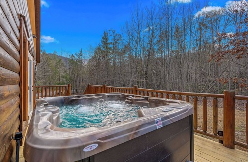 Cosby Cabin | Large Private Backyard, Paired-Driving Games, Renovated Indoor Pool, Theater