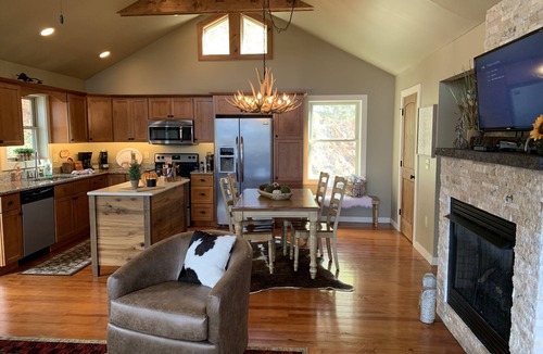 Boone Cottage | LAST MIN OPENINGS/BEAUTIFUL UPDATED CABIN/MTN VIEWS/HOT TUB/10 MIN BR AND BN