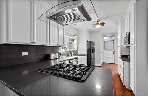 Chicago Condo | Lincoln Square Sunny 3BR-1Bath Condo – Family-Friendly, Walk to Everything!