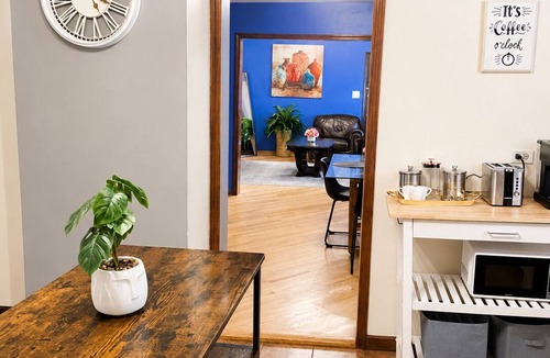Bridgeport Apartment | Location Jackpot! Minutes to Downtown, McCormick & Chinatown-free parking