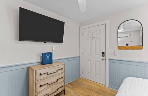 Surf City Hotel | Loggerhead Inn & Suites - Queen Room in hotel in Surf City, North Carolina