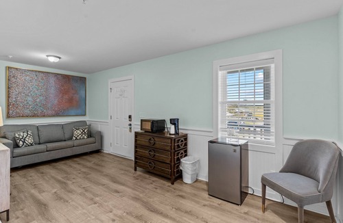 Surf City Hotel | Loggerhead Inn & Suites - King Room in hotel in Surf City, North Carolina