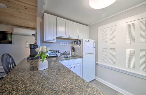Edgecomb Apartment | Lush Edgecomb Studio Cottage w/Fire Table!