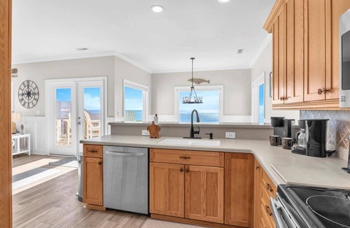 Surf City House | Lux Pet-Friendly Oceanfront Elevator and Hot Tub