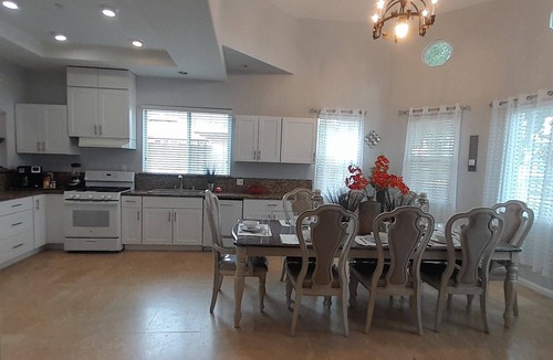 Hermosa Village House | Luxe 6Bd/6Ba,5 Minutes Disney Convention C, Beaches 20minutes