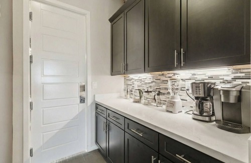 Enterprise House | Luxe Villa 5bd, 15min to airport!Saltwater pool&heated spa, new outdoor kitchen!