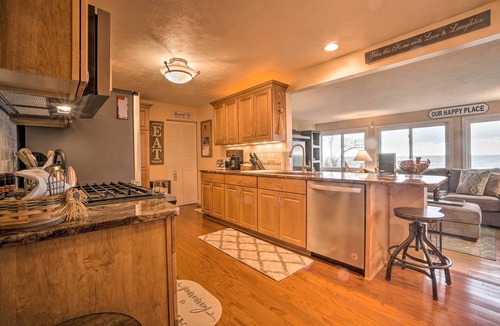 Mentor-on-the-Lake Cottage | Luxurious 3-BR Lakefront Cottage on Lake Erie - Book Your Lakeside Retreat Today