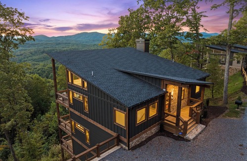 Morganton Cabin | Luxurious 4-Bedroom Mountain Cabin, Amazing Mountain Views, HotTub, 4 Fireplaces