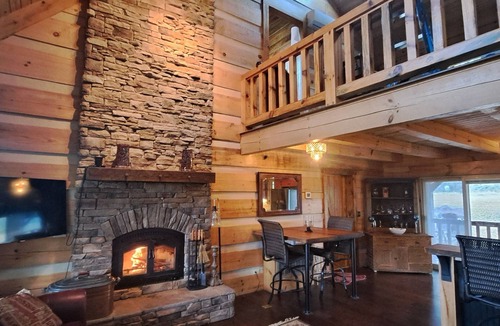 Newport Cabin | Luxurious cabin, mountain views near the Smokies! Pet and family friendly!