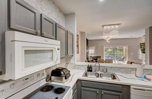 Seasons House | Luxurious Lake Berkley Townhome minutes away from Disney Parks and Shopping