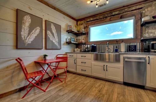 Blue Ridge Bed & Breakfast | Luxury 1 BR/BA modern rustic suite in Downtown BR