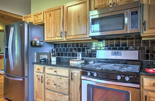 Asheville House | Luxury 3-King Retreat w/Hot Tub, Games, Mountain Views & Biltmore Pass - 15 Min