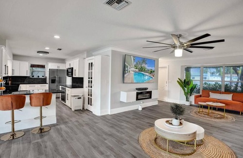 Deerfield Beach House | Luxury 5-bedrooms 4-bathrooms waterfront home heated pool, Tiki, Outdoor Kitchen