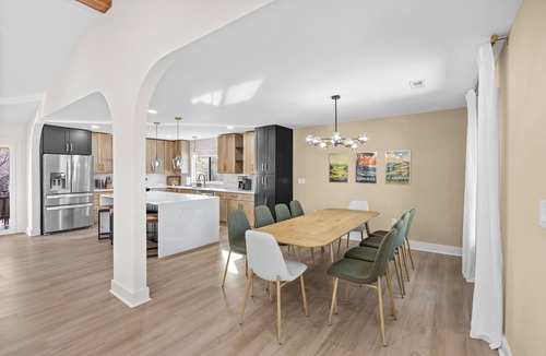 Paw Creek House | Luxury Charlotte Retreat~6BR~4 Kings~Gameroom~Chefs Kitchen~Family Friendly