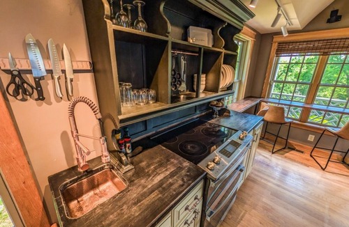 Smithfield Apartment | Luxury King Bedroom Retreat in Historic Smithfield with waterway views