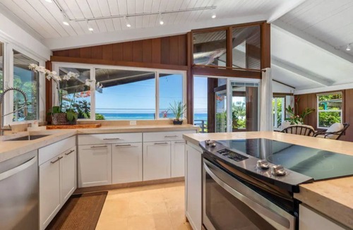 Kahaluu Bay House | LUXURY/MOST POPULAR SNORKELING & SURFING BEACH ! Turtles!