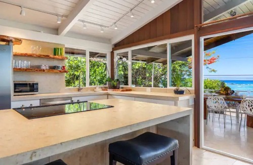 Kahaluu Bay House | LUXURY/MOST POPULAR SNORKELING & SURFING BEACH ! Turtles!