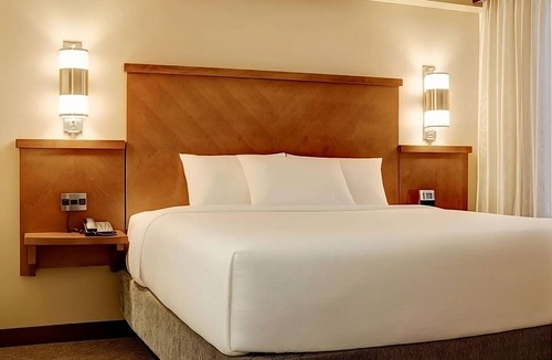 Gwinnett Place Hotel | Making Best Memories Close to Pirate’s Cove Adventure Golf w/Onsite Pool