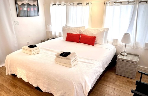 Marfa House | Marfa House El Balcon, in the heart of Marfa with direct balcony access