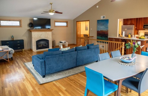 Kildeer House | Massive 5BR, 4-level 3k+sqft House, PokerRoom,PoolTable, Darts, Bowling,Grill