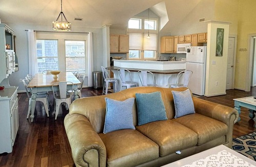 Ocracoke House | Mermaid Manor: Contemporary spacious home, decks and screened porches
