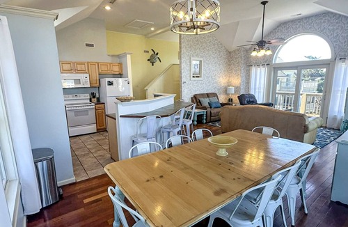 Ocracoke House | Mermaid Manor: Contemporary spacious home, decks and screened porches