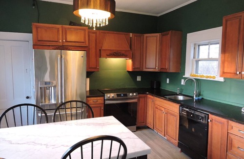Isle of Springs House | Merrymeeting Bay, entire house, free parking, full kitchen, mid-coast hub
