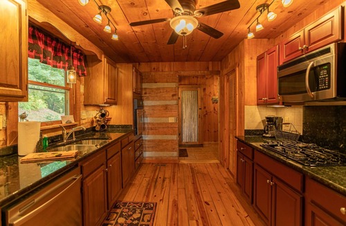 Banner Elk Cabin | Million $ View: Hot Tub | Theater Room | Pool Table | Air Hockey | 10min to Banner Elk