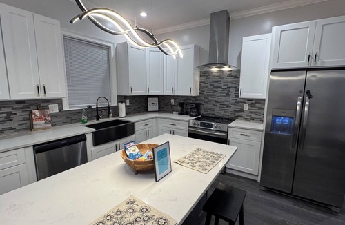 Pittsburgh House | Modern 3-bedroom house with hot tub and backyard near downtown Atlanta.