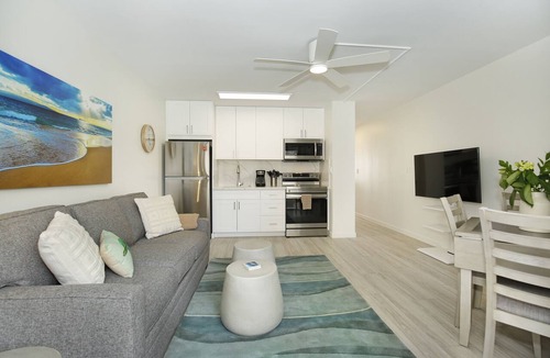 Waikiki Condo | Modern condo in Heart of Waikiki! 1 block to beach, AC, Wi-Fi, free parking!