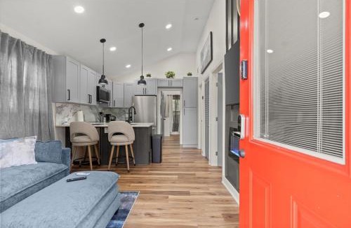 Belvedere Park House | Modern Decatur Compound - 2 Luxury Homes! Sleeps 12