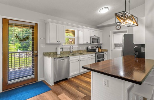 Smoky Mountains House | Modern Family Cabin in the Smokies + Mtn Views!