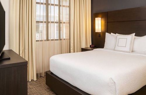 Arts/Warehouse District Hotel | Modern Pet-Friendly Unit in New Orleans, Outdoor Pool, Near Lafayette Square!