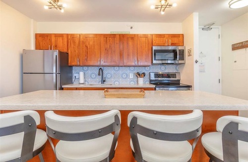 Waikiki Condo | Modern remodeled Condo. Walk to Waikiki Beach. Oceanview. Free Parking. AC.