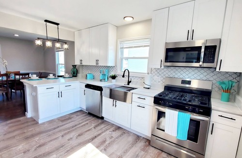 St. Charles House | Modern Remodeled Quiet 4 Bedroom 2 Bathroom Home in the heart of St. Charles