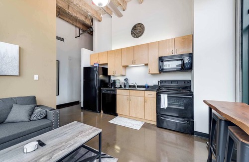 West Loop Apartment | Modern West Loop Gem-City Views & Prime Location 6