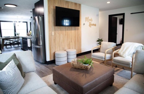 George Haywood's Lakefront House | Modern Wine Country Getaway for 7 + Hot Tub