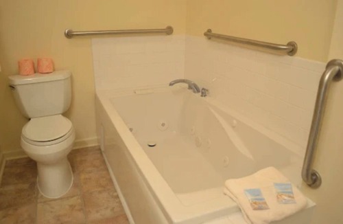 North Ocean City Resort | Modernized larger condo, minutes to beach, bay, July 4th fireworks, a boat slip