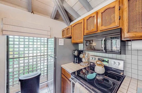 Maunaloa Condo | Molokai Condo with Wraparound Lanai, Pool, Tennis & Hot Tub