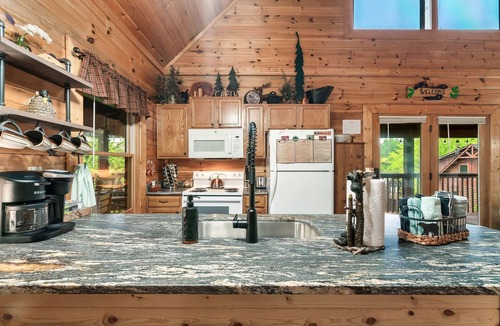 Sevierville Cabin | Mooseberry Ridge✅️2 Mstr Bdrm suites*Fast WIFI*Game Rm*Hot-Tub*Seasonal Pool