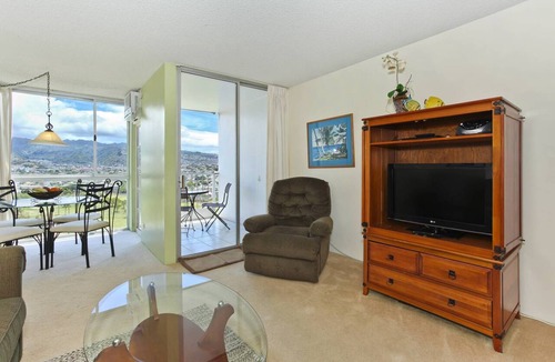 Waikiki Condo | Mountain and Golf Course Views! Washer/dryer, A/C, FREE Wi-Fi and Parking!