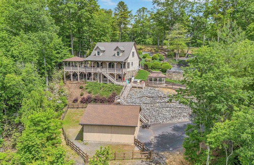 Ferguson Cabin | Mountain Cabin, Screen Porch, Hot Tub, Jacuzzi Tub, WiFi