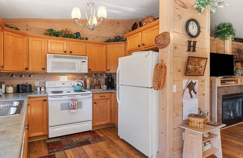 Maggie Valley House | Mountain Peeks Cabin | Views & Game table