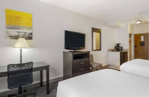 Mundelein Hotel | Mundelein Stay | 4 Pet-friendly Units | Close to Vernon Hills Art - 3.6 miles
