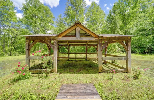 Vein Mountain Cabin | Near Hiking! Couple's Retreat w/Hot Tub in Marion